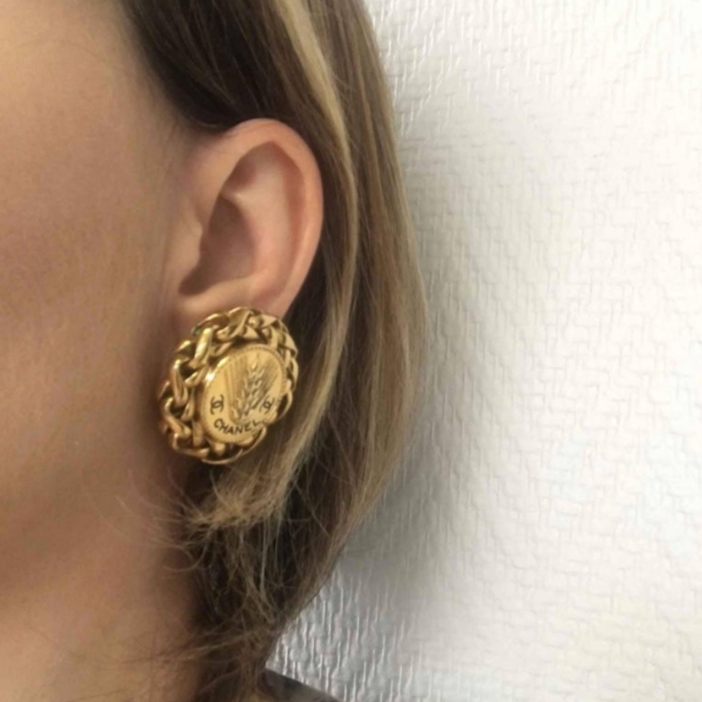 Authentic Chanel clip on earrings - Picture 9 of 16